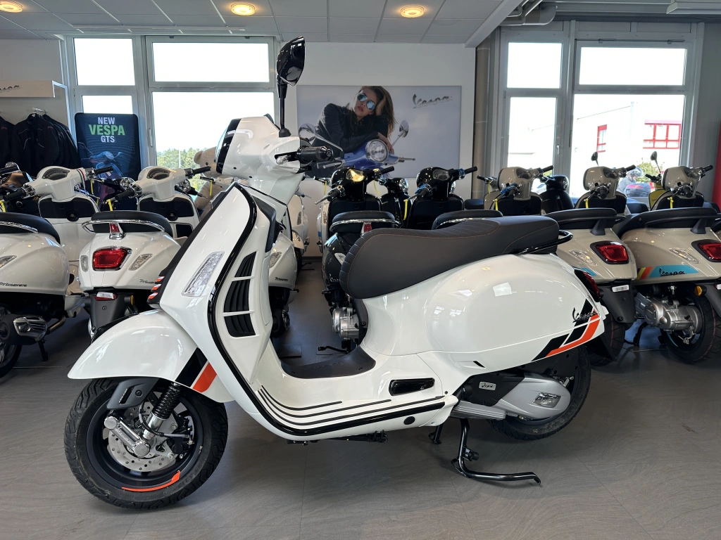 Power und Performance, coole matte Farben und feinstes Finish zeichnen die GTS SuperSport 125 im MY2025 aus und machen sie zu einem Charakterdarsteller in einem sportlichen Gewand