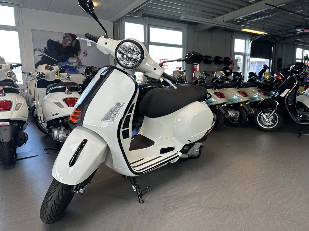 Power und Performance, coole matte Farben und feinstes Finish zeichnen die GTS SuperSport 125 im MY2025 aus und machen sie zu einem Charakterdarsteller in einem sportlichen Gewand