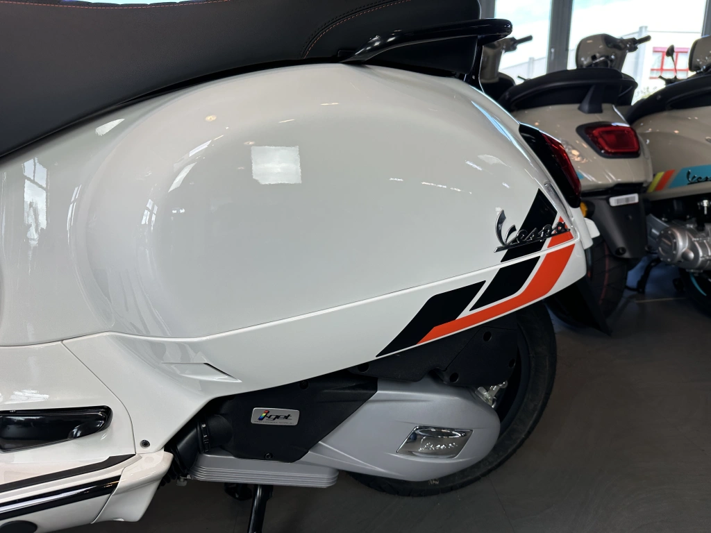 Power und Performance, coole matte Farben und feinstes Finish zeichnen die GTS SuperSport 125 im MY2025 aus und machen sie zu einem Charakterdarsteller in einem sportlichen Gewand
