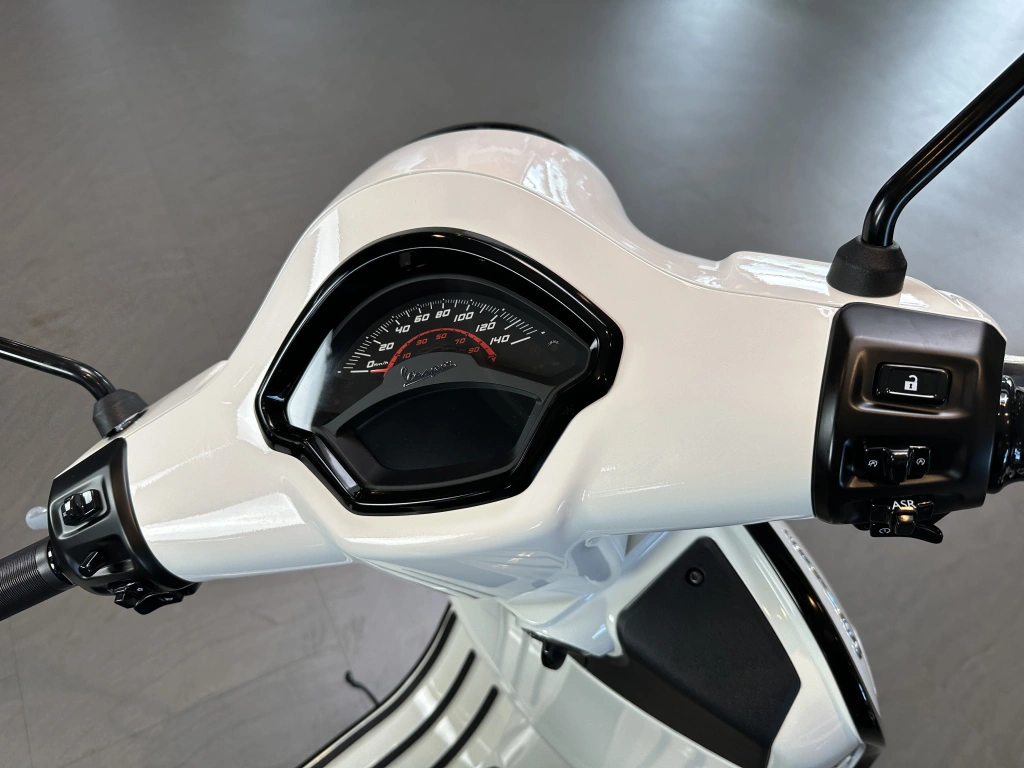 Power und Performance, coole matte Farben und feinstes Finish zeichnen die GTS SuperSport 125 im MY2025 aus und machen sie zu einem Charakterdarsteller in einem sportlichen Gewand