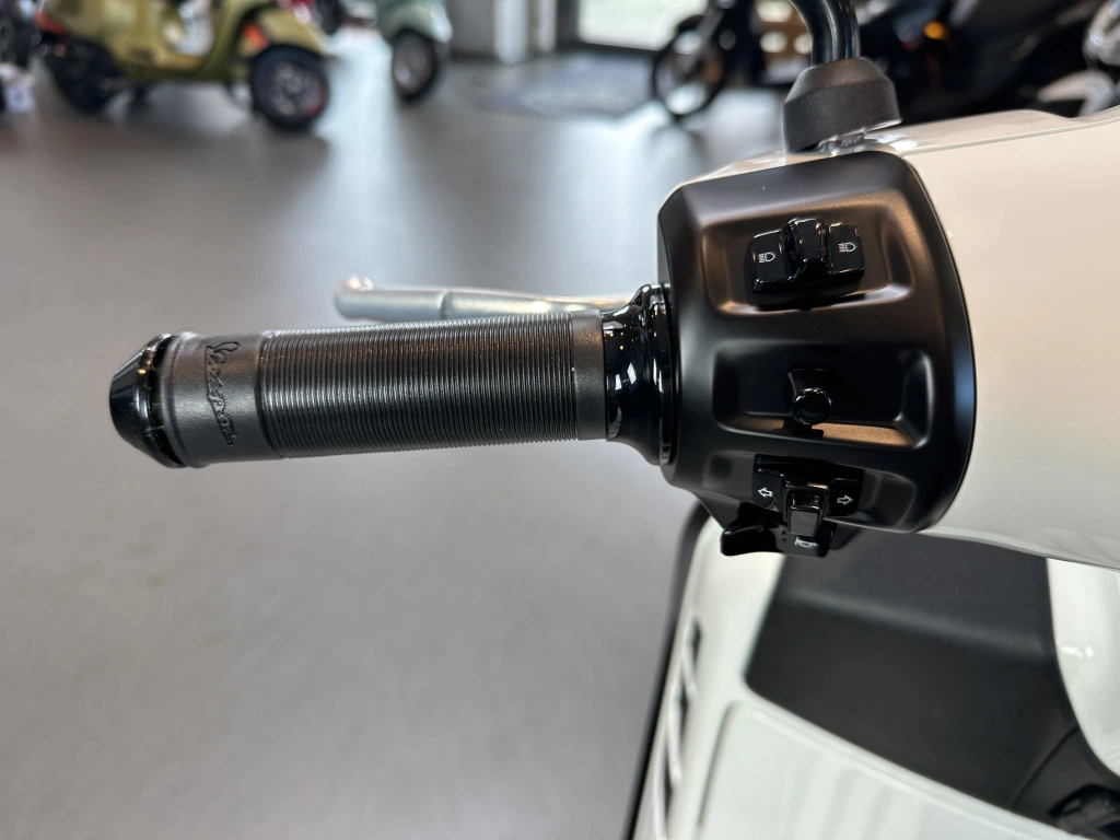 Power und Performance, coole matte Farben und feinstes Finish zeichnen die GTS SuperSport 125 im MY2025 aus und machen sie zu einem Charakterdarsteller in einem sportlichen Gewand