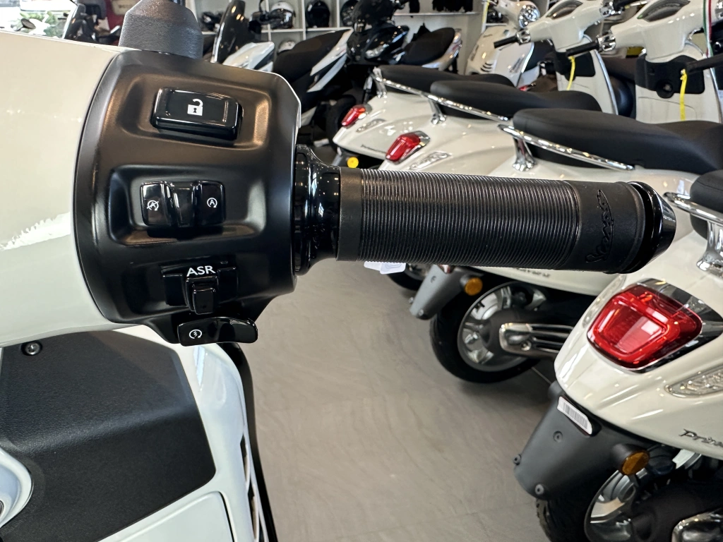 Power und Performance, coole matte Farben und feinstes Finish zeichnen die GTS SuperSport 125 im MY2025 aus und machen sie zu einem Charakterdarsteller in einem sportlichen Gewand