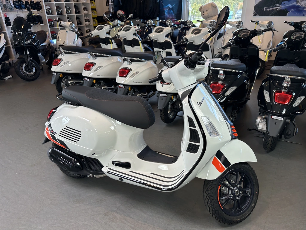 Power und Performance, coole matte Farben und feinstes Finish zeichnen die GTS SuperSport 125 im MY2025 aus und machen sie zu einem Charakterdarsteller in einem sportlichen Gewand