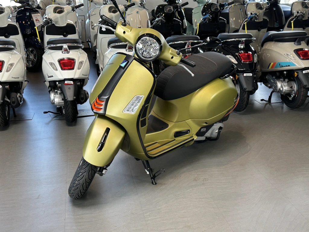 Power und Performance, coole matte Farben und feinstes Finish zeichnen die GTS SuperSport 125 im MY2025 aus und machen sie zu einem Charakterdarsteller in einem sportlichen Gewand