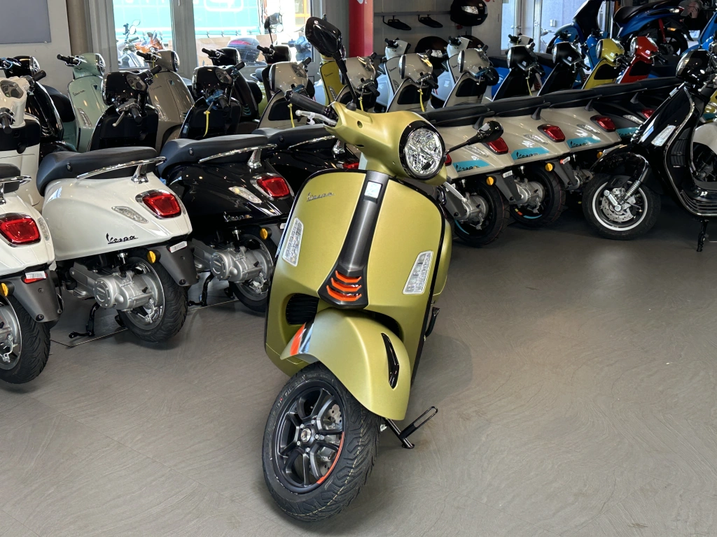 Power und Performance, coole matte Farben und feinstes Finish zeichnen die GTS SuperSport 125 im MY2025 aus und machen sie zu einem Charakterdarsteller in einem sportlichen Gewand