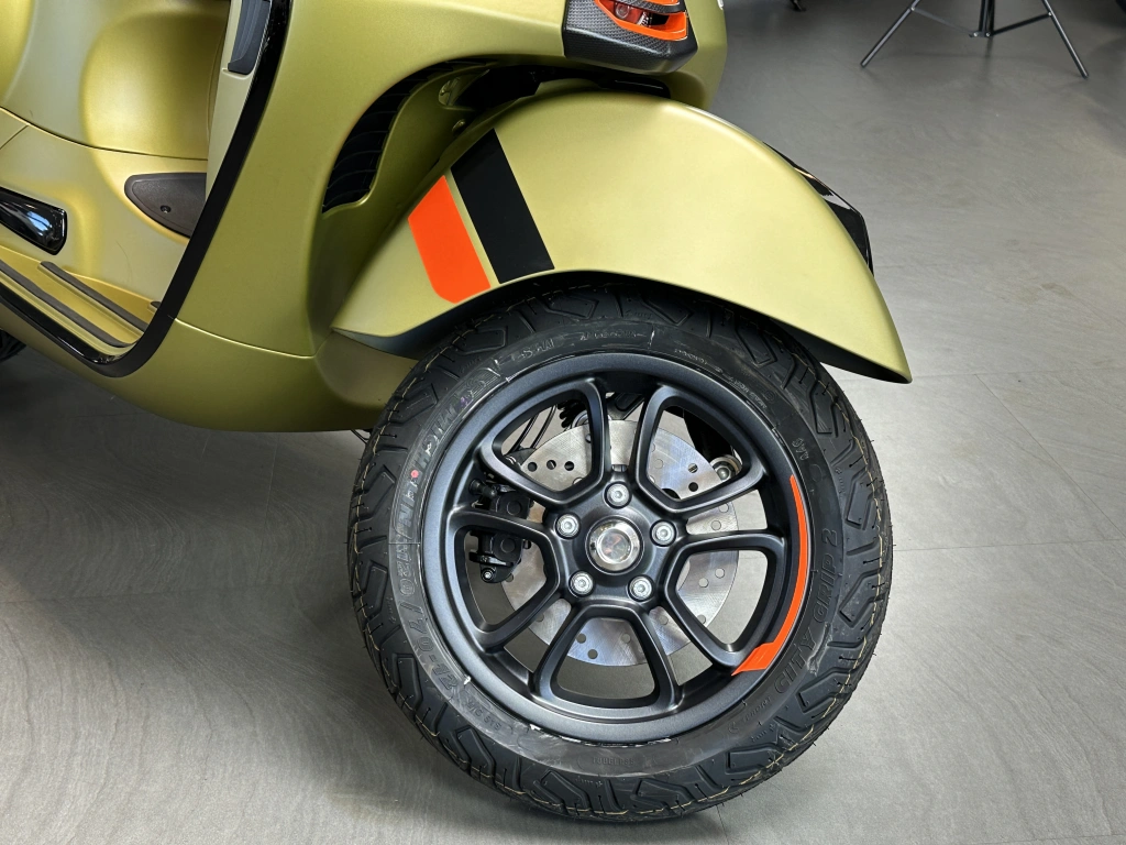 Power und Performance, coole matte Farben und feinstes Finish zeichnen die GTS SuperSport 125 im MY2025 aus und machen sie zu einem Charakterdarsteller in einem sportlichen Gewand