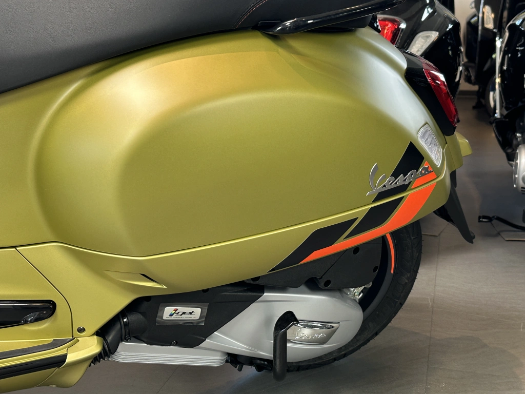 Power und Performance, coole matte Farben und feinstes Finish zeichnen die GTS SuperSport 125 im MY2025 aus und machen sie zu einem Charakterdarsteller in einem sportlichen Gewand