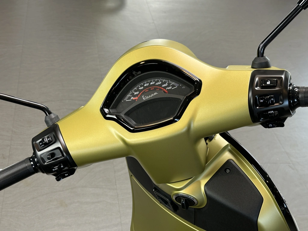Power und Performance, coole matte Farben und feinstes Finish zeichnen die GTS SuperSport 125 im MY2025 aus und machen sie zu einem Charakterdarsteller in einem sportlichen Gewand