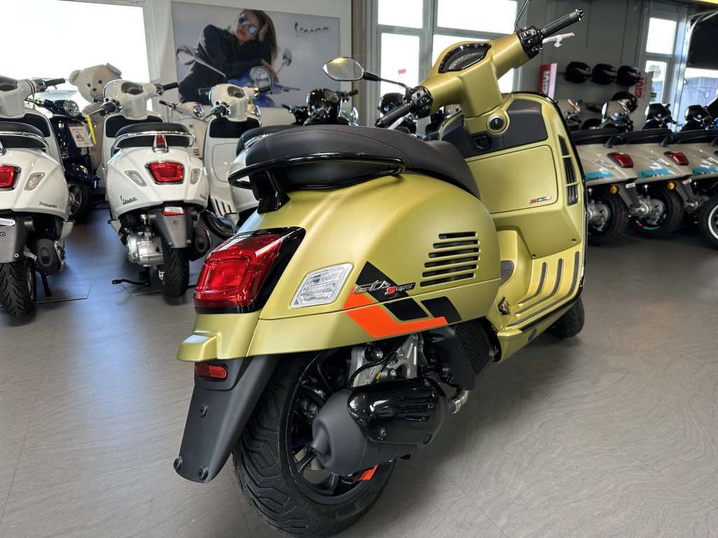 Power und Performance, coole matte Farben und feinstes Finish zeichnen die GTS SuperSport 125 im MY2025 aus und machen sie zu einem Charakterdarsteller in einem sportlichen Gewand