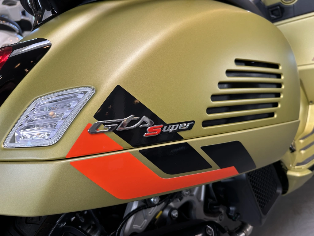 Power und Performance, coole matte Farben und feinstes Finish zeichnen die GTS SuperSport 125 im MY2025 aus und machen sie zu einem Charakterdarsteller in einem sportlichen Gewand