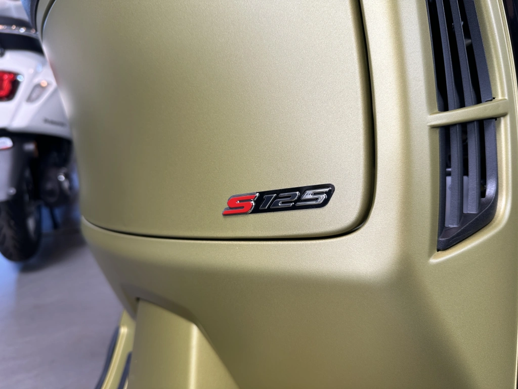 Power und Performance, coole matte Farben und feinstes Finish zeichnen die GTS SuperSport 125 im MY2025 aus und machen sie zu einem Charakterdarsteller in einem sportlichen Gewand