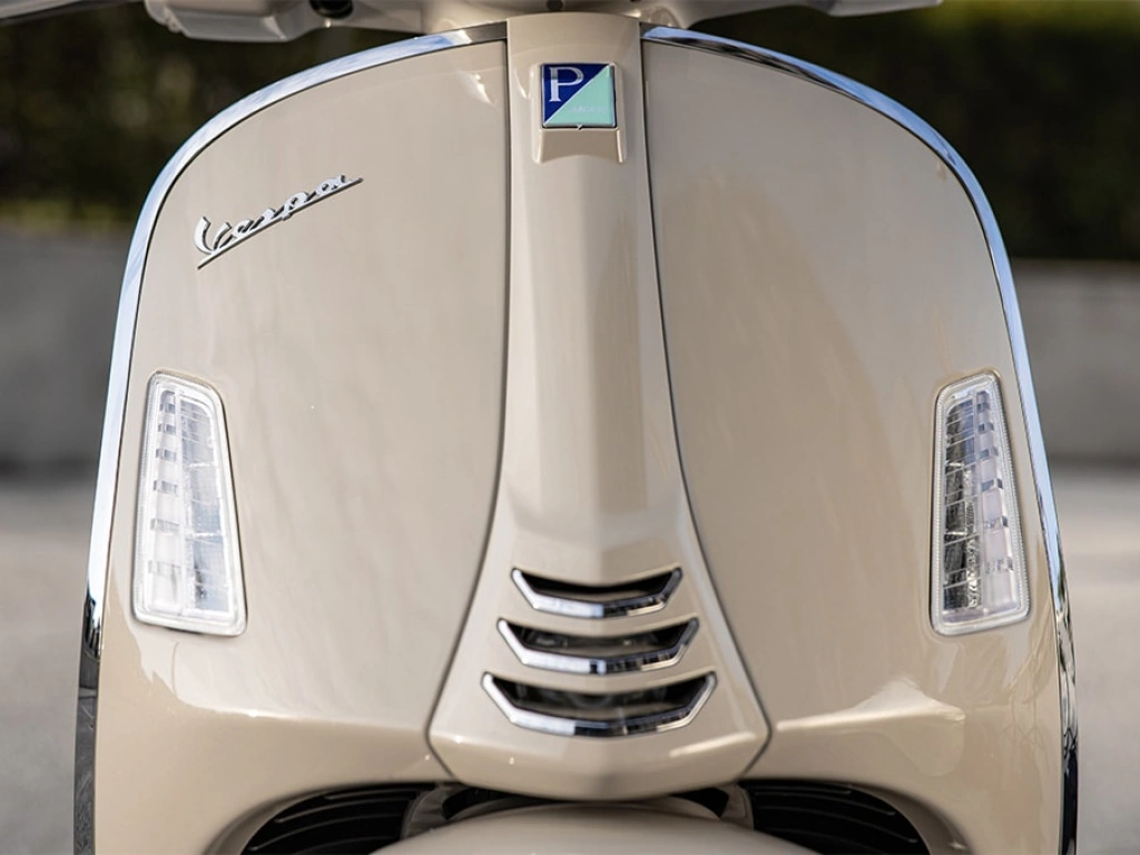 Die Vespa GTS 310 geht mit dem neuen 310-ccm Motor in die Vespa-Saison 2026 und ist Dolce Vita pur auf zwei Rädern!