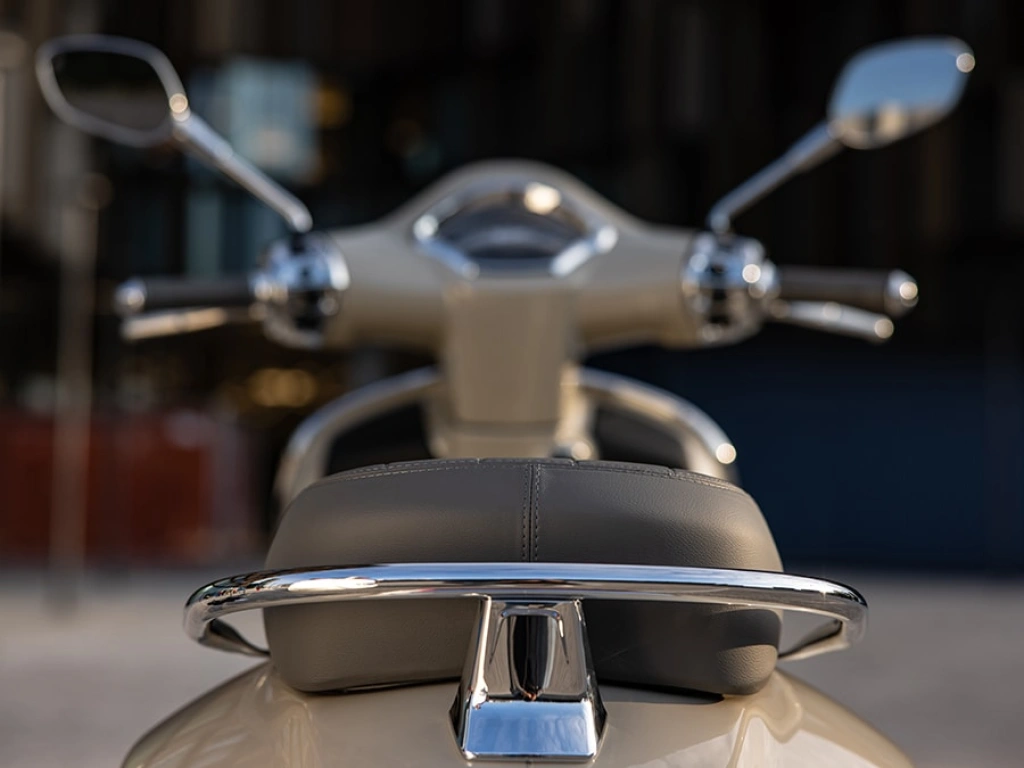 Die Vespa GTS 310 geht mit dem neuen 310-ccm Motor in die Vespa-Saison 2026 und ist Dolce Vita pur auf zwei Rädern!