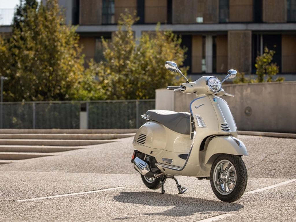 Die Vespa GTS 310 geht mit dem neuen 310-ccm Motor in die Vespa-Saison 2026 und ist Dolce Vita pur auf zwei Rädern!