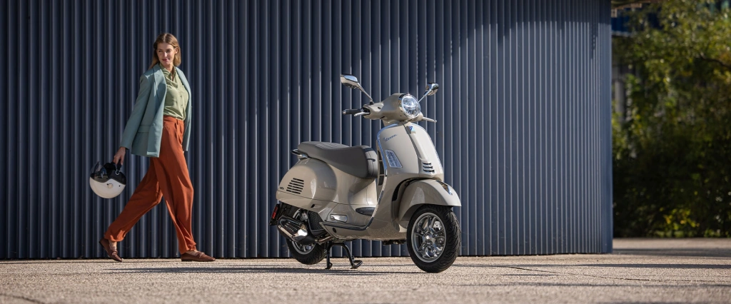 Die Vespa GTS 310 geht mit dem neuen 310-ccm Motor in die Vespa-Saison 2026 und ist Dolce Vita pur auf zwei Rädern!