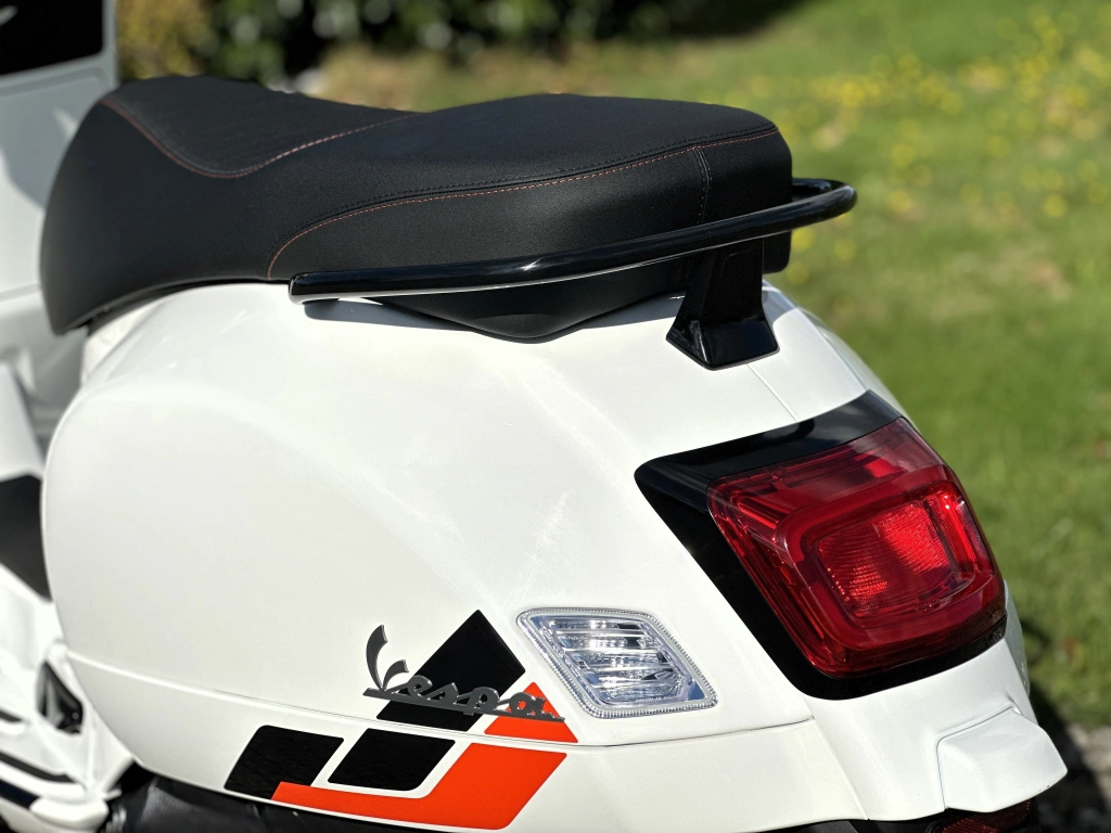 Die Vespa GTS SuperSport 310 geht mit dem neuen 310-ccm Motor in die Vespa-Saison 2026 - Power und Performance, coole Farben und feinstes Finish zeichnen die Vespa GTS SuperSport 310 MY2025 aus.