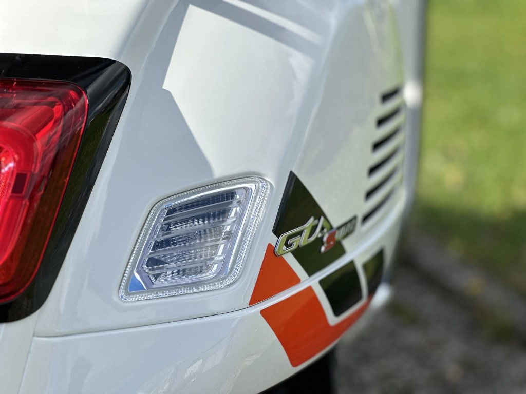 Die Vespa GTS SuperSport 310 geht mit dem neuen 310-ccm Motor in die Vespa-Saison 2026 - Power und Performance, coole Farben und feinstes Finish zeichnen die Vespa GTS SuperSport 310 MY2025 aus.