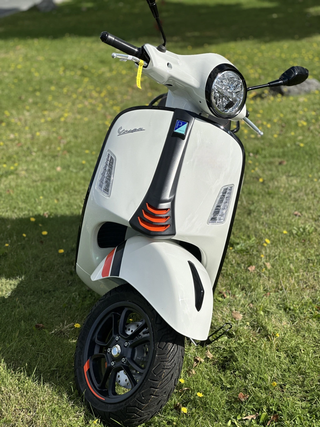 Die Vespa GTS SuperSport 310 geht mit dem neuen 310-ccm Motor in die Vespa-Saison 2026 - Power und Performance, coole Farben und feinstes Finish zeichnen die Vespa GTS SuperSport 310 MY2025 aus.