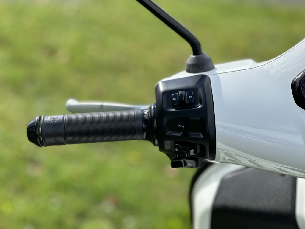 Die Vespa GTS SuperSport 310 geht mit dem neuen 310-ccm Motor in die Vespa-Saison 2026 - Power und Performance, coole Farben und feinstes Finish zeichnen die Vespa GTS SuperSport 310 MY2025 aus.
