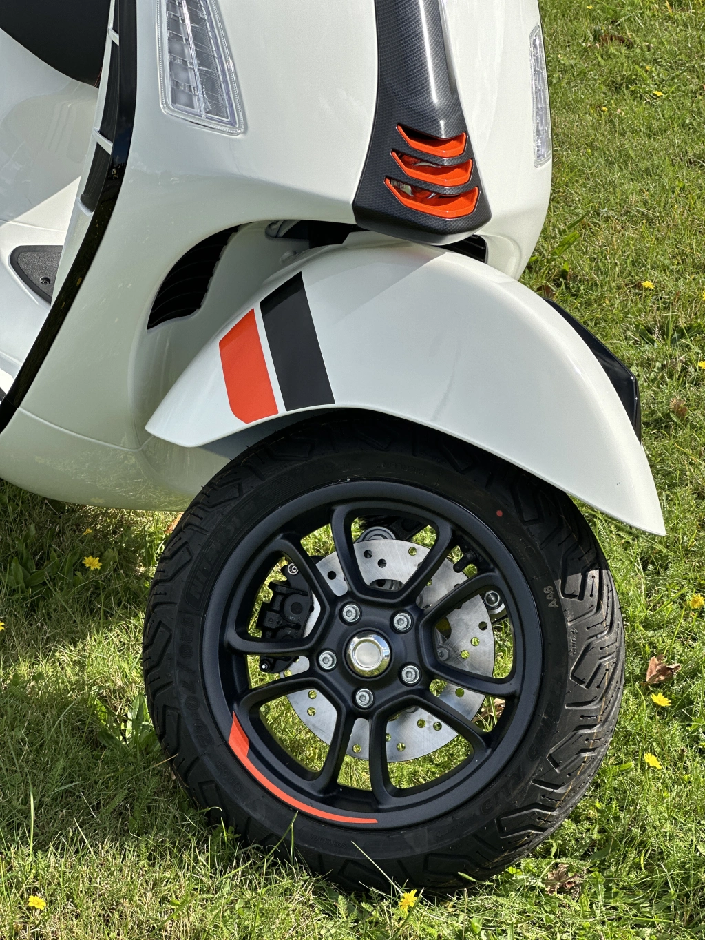 Die Vespa GTS SuperSport 310 geht mit dem neuen 310-ccm Motor in die Vespa-Saison 2026 - Power und Performance, coole Farben und feinstes Finish zeichnen die Vespa GTS SuperSport 310 MY2025 aus.