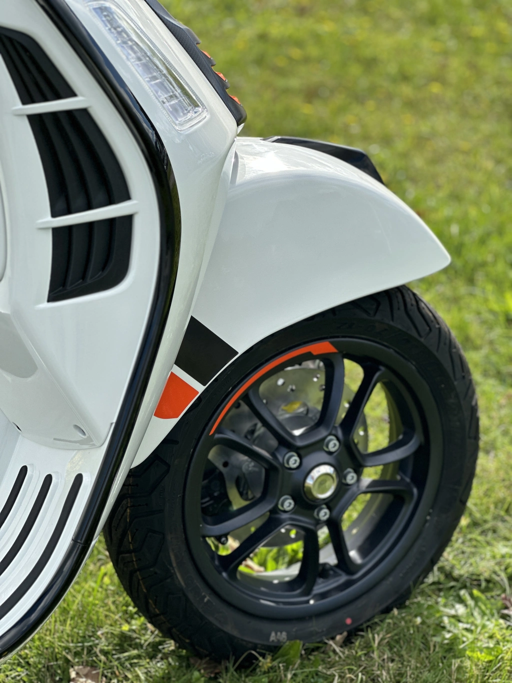 Die Vespa GTS SuperSport 310 geht mit dem neuen 310-ccm Motor in die Vespa-Saison 2026 - Power und Performance, coole Farben und feinstes Finish zeichnen die Vespa GTS SuperSport 310 MY2025 aus.