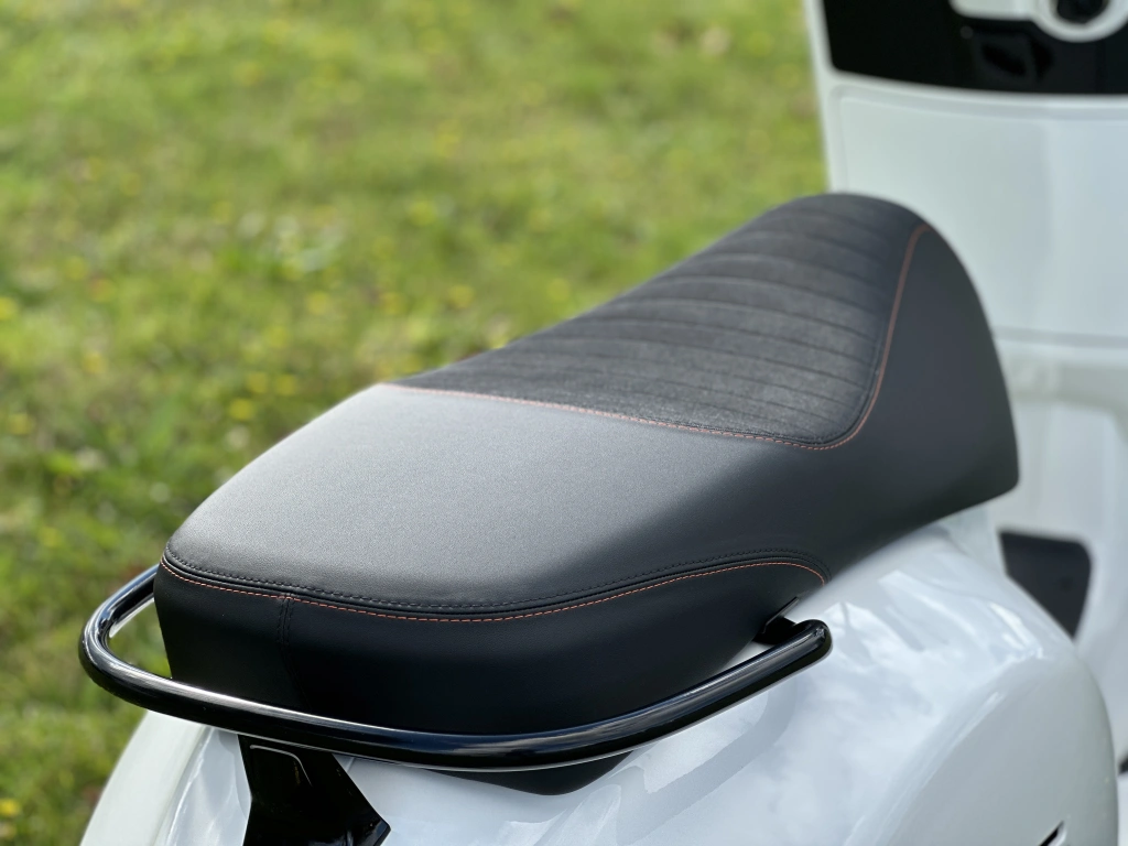 Die Vespa GTS SuperSport 310 geht mit dem neuen 310-ccm Motor in die Vespa-Saison 2026 - Power und Performance, coole Farben und feinstes Finish zeichnen die Vespa GTS SuperSport 310 MY2025 aus.