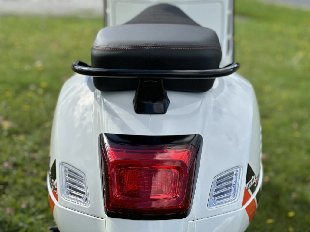 Die Vespa GTS SuperSport 310 geht mit dem neuen 310-ccm Motor in die Vespa-Saison 2026 - Power und Performance, coole Farben und feinstes Finish zeichnen die Vespa GTS SuperSport 310 MY2025 aus.