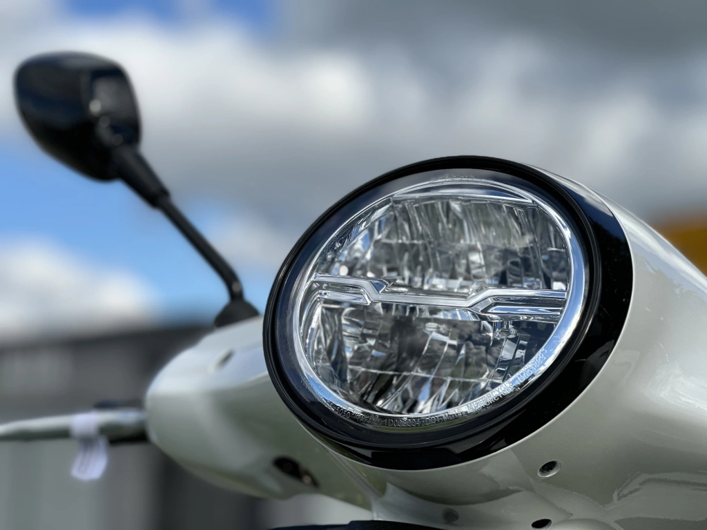 Die Vespa GTS SuperSport 310 geht mit dem neuen 310-ccm Motor in die Vespa-Saison 2026 - Power und Performance, coole Farben und feinstes Finish zeichnen die Vespa GTS SuperSport 310 MY2025 aus.