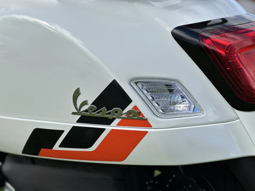 Die Vespa GTS SuperSport 310 geht mit dem neuen 310-ccm Motor in die Vespa-Saison 2026 - Power und Performance, coole Farben und feinstes Finish zeichnen die Vespa GTS SuperSport 310 MY2025 aus.