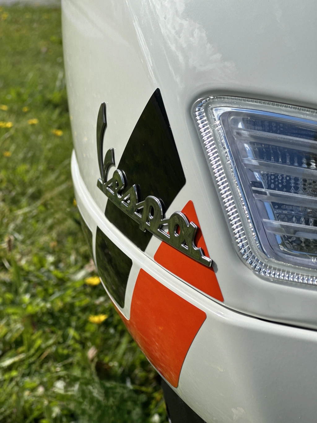 Die Vespa GTS SuperSport 310 geht mit dem neuen 310-ccm Motor in die Vespa-Saison 2026 - Power und Performance, coole Farben und feinstes Finish zeichnen die Vespa GTS SuperSport 310 MY2025 aus.