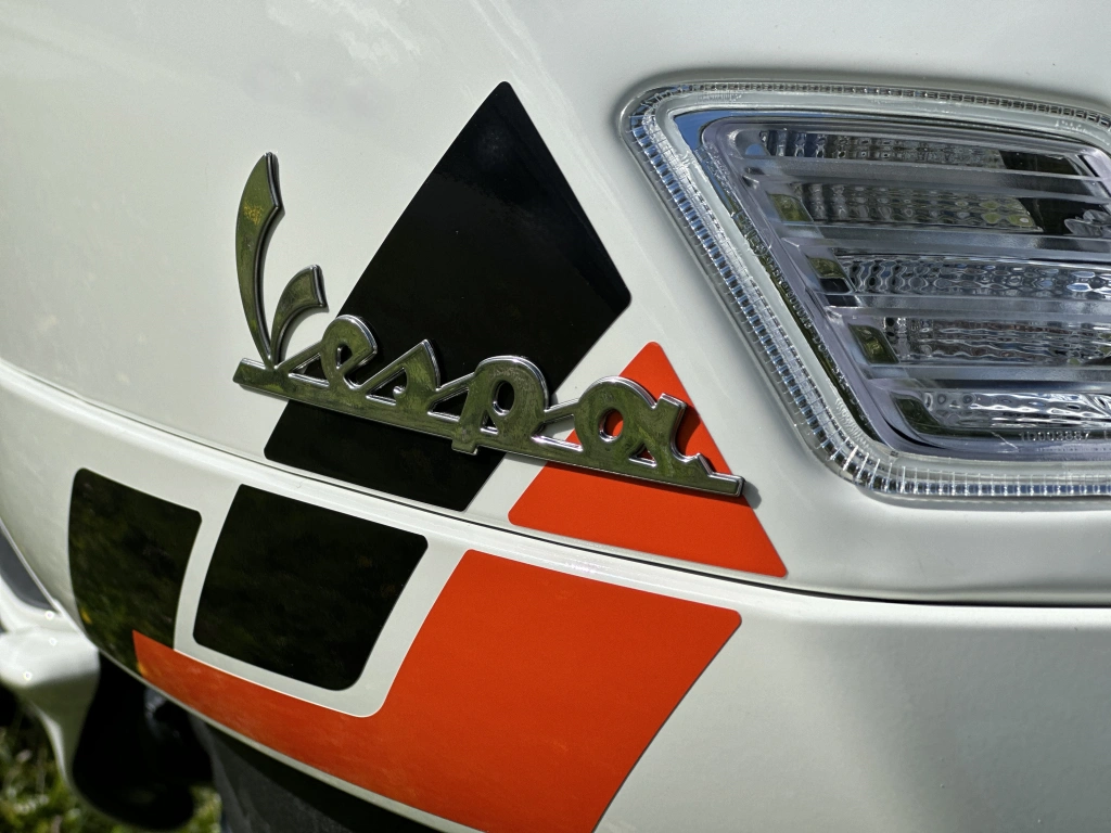 Die Vespa GTS SuperSport 310 geht mit dem neuen 310-ccm Motor in die Vespa-Saison 2026 - Power und Performance, coole Farben und feinstes Finish zeichnen die Vespa GTS SuperSport 310 MY2025 aus.