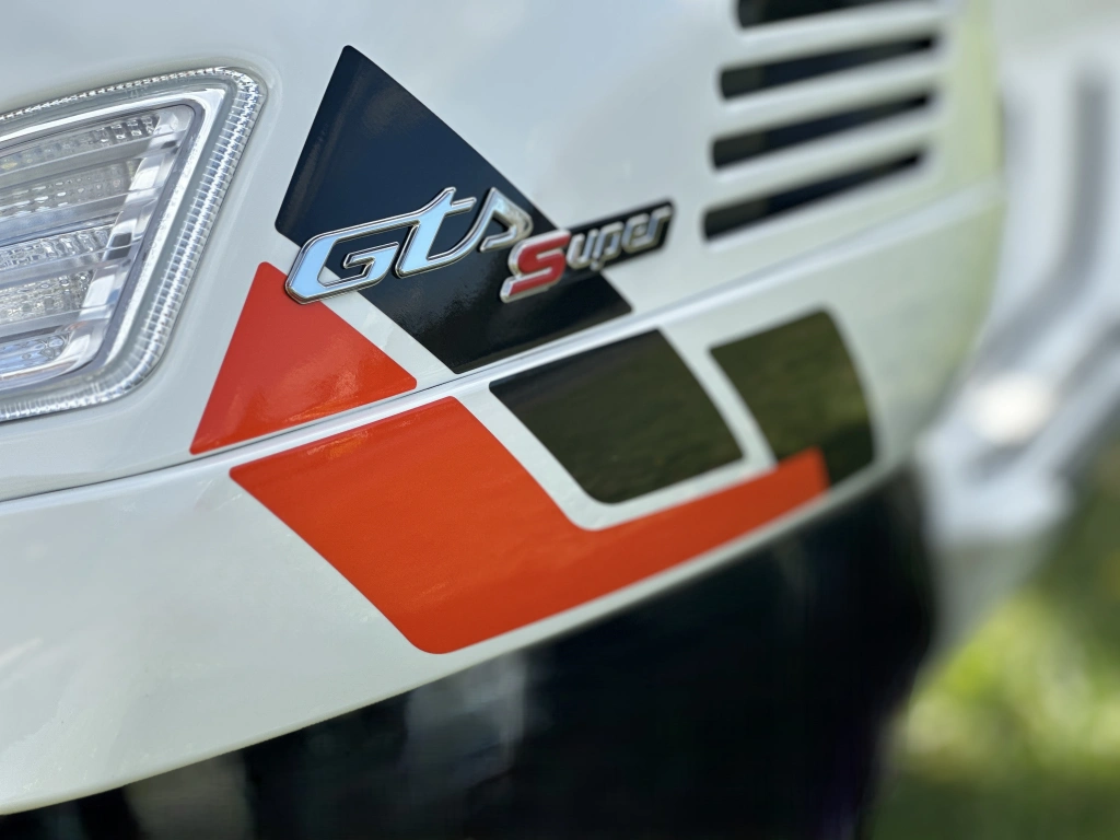Die Vespa GTS SuperSport 310 geht mit dem neuen 310-ccm Motor in die Vespa-Saison 2026 - Power und Performance, coole Farben und feinstes Finish zeichnen die Vespa GTS SuperSport 310 MY2025 aus.