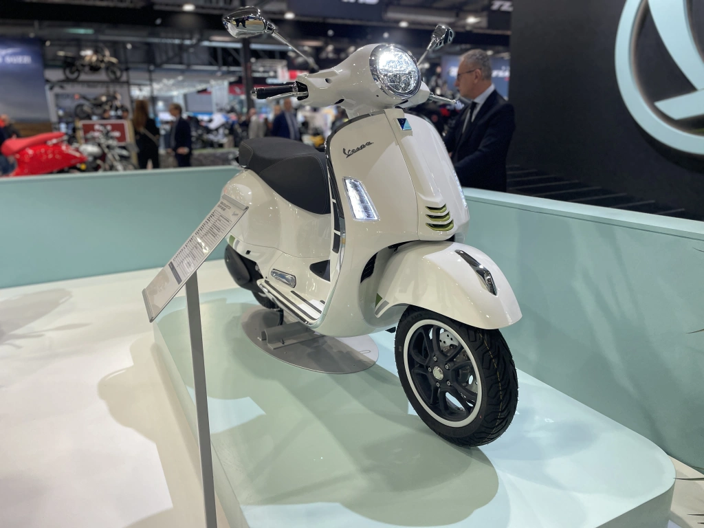 Die Vespa GTS SuperTech 310 geht mit dem neuen 310-ccm Motor in die Vespa-Saison 2026 und sorgt modernster Technik und Infotainment für einen glänzenden Auftritt.