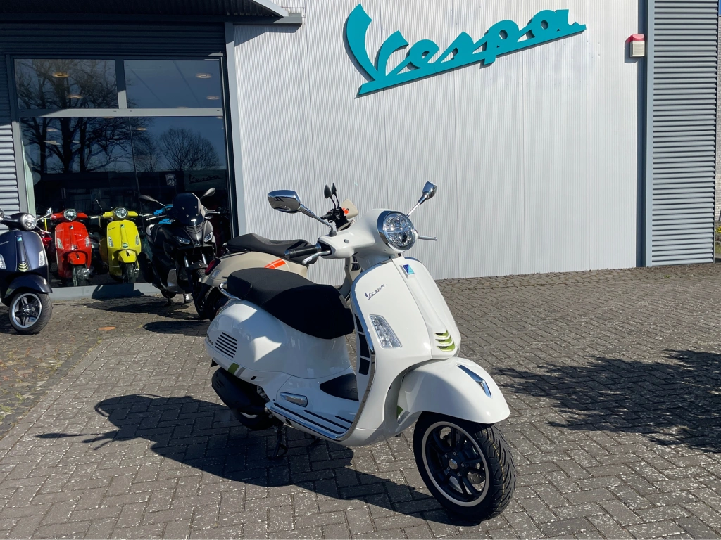 Die Vespa GTS SuperTech 310 geht mit dem neuen 310-ccm Motor in die Vespa-Saison 2026 und sorgt modernster Technik und Infotainment für einen glänzenden Auftritt.