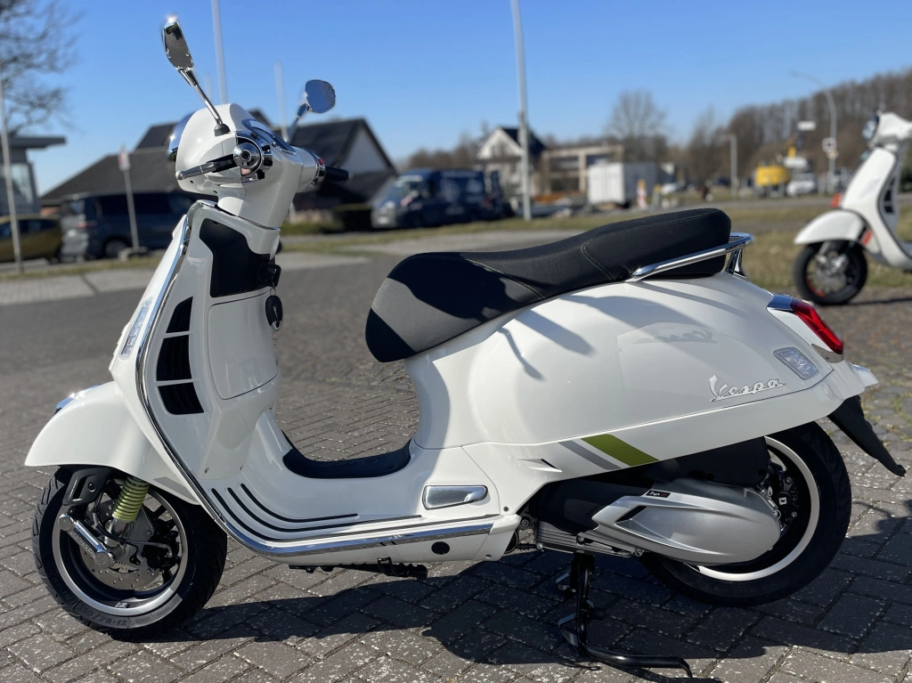 Die Vespa GTS SuperTech 310 geht mit dem neuen 310-ccm Motor in die Vespa-Saison 2026 und sorgt modernster Technik und Infotainment für einen glänzenden Auftritt.