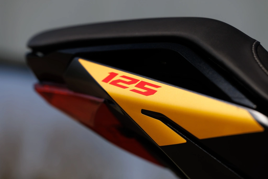 Aprilia Tuona 125 Gelb Viper live Detail Sitzbank