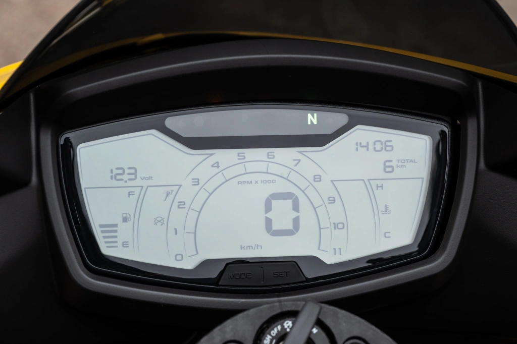 Aprilia Tuona 125 Gelb Viper live Detail Tacho