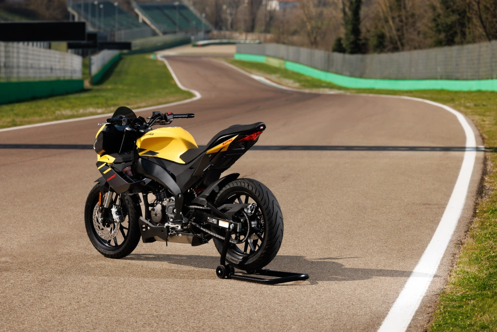 Aprilia Tuona 125 Gelb Viper live Hinten links