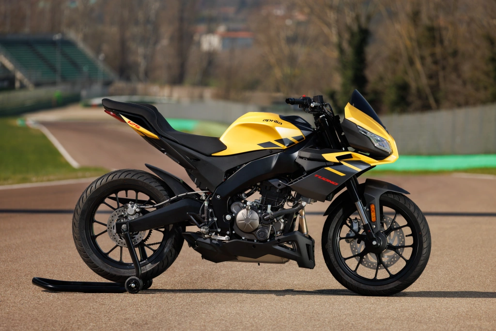 Aprilia Tuona 125 Gelb Viper live Seite rechts 1