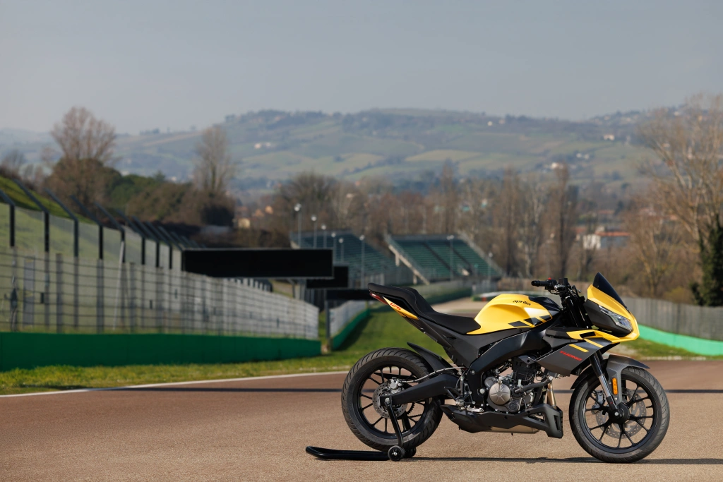 Aprilia Tuona 125 Gelb Viper live Seite rechts 2