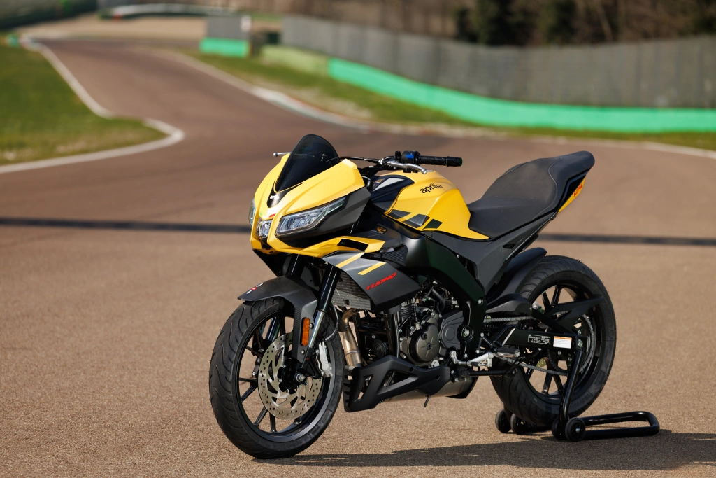 Aprilia Tuona 125 Gelb Viper live Vorne links