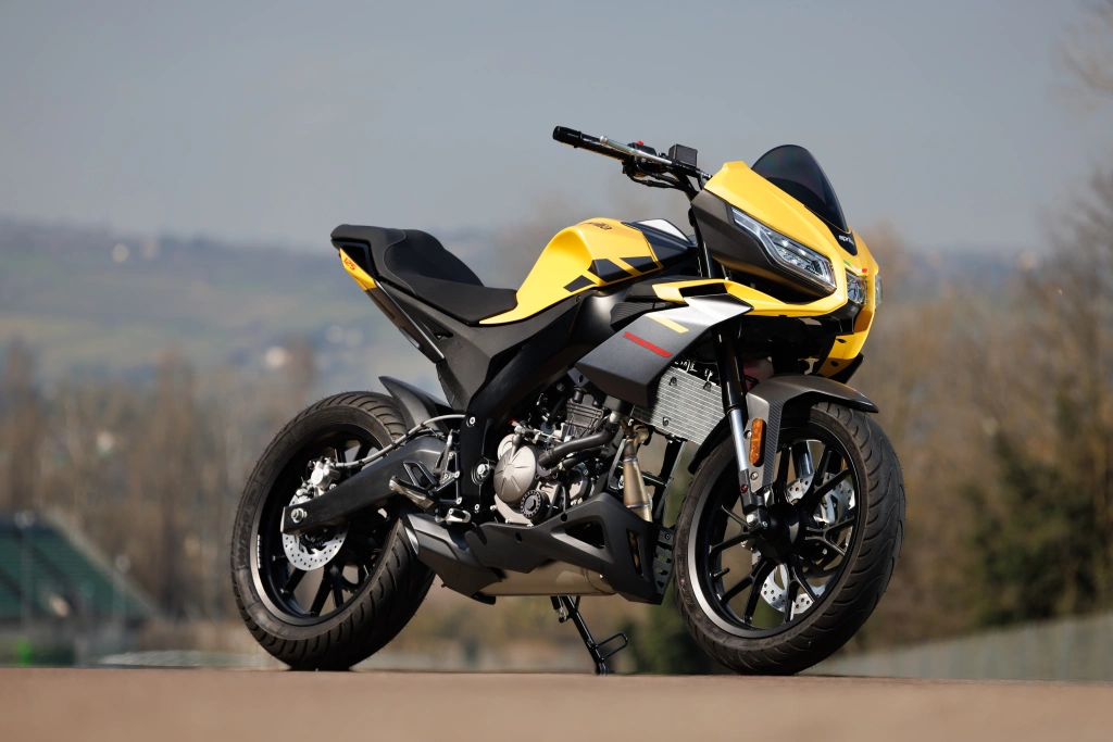 Aprilia Tuona 125 Gelb Viper live Vorne rechts 1