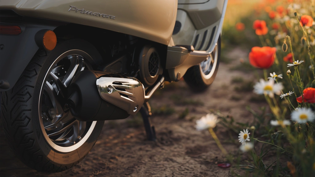 Vespa Primavera 125 Beige Avvolgente live Detail Seite rechts