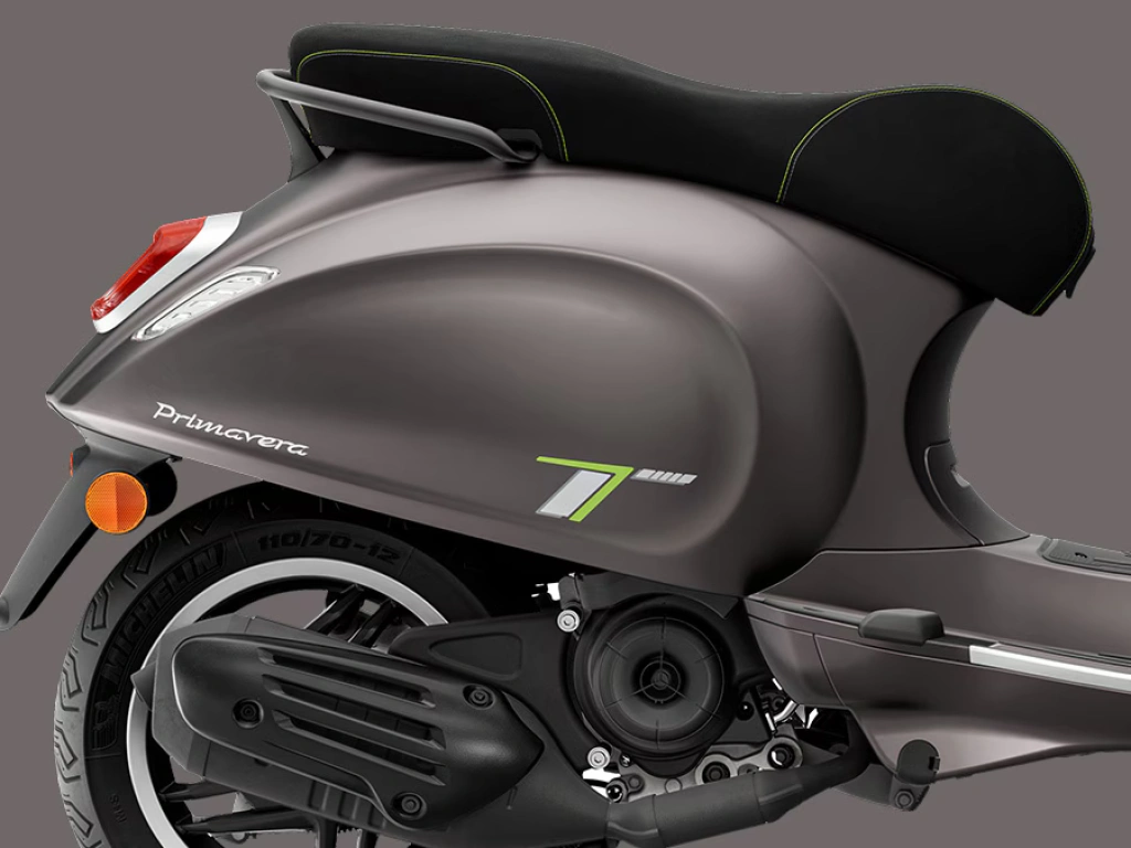 Vespa Primavera Tech 50 Grau Ottimista matt Detail Seitenbacke rechts