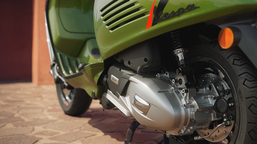 Vespa Sprint S 150 Grün Ribelle live Detail Motor
