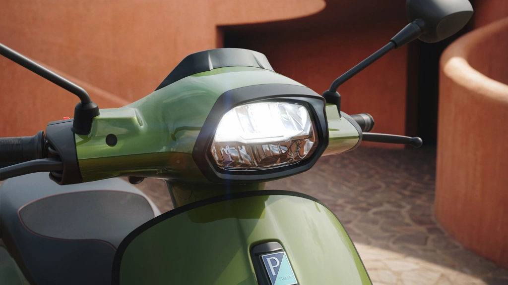 Vespa Sprint S 150 Grün Ribelle live Detail Scheinwerfer